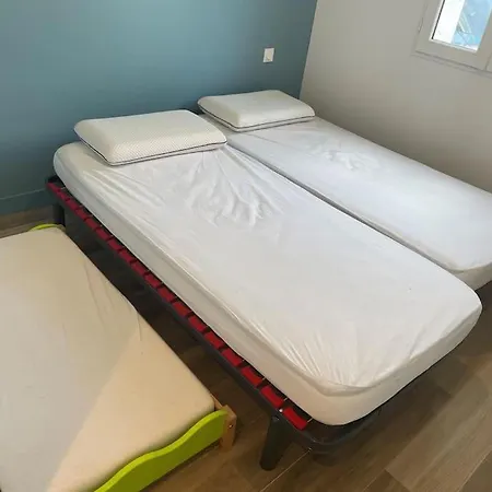 - Proche Plages/commerces *