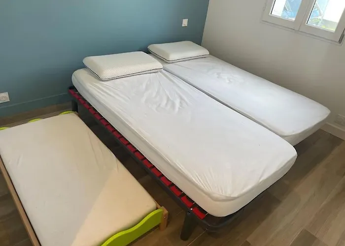 - Proche Plages/commerces *